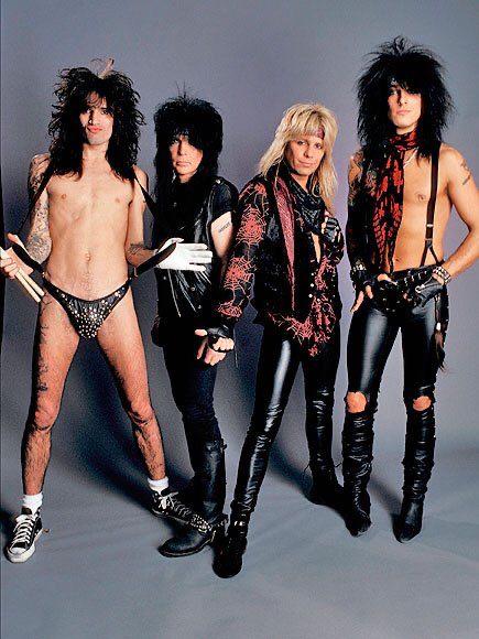 Mötley crüe é uma banda dos anos 80 composta por Tommy Lee, Nikki Sixx, Vince Neil e Mick Mars.