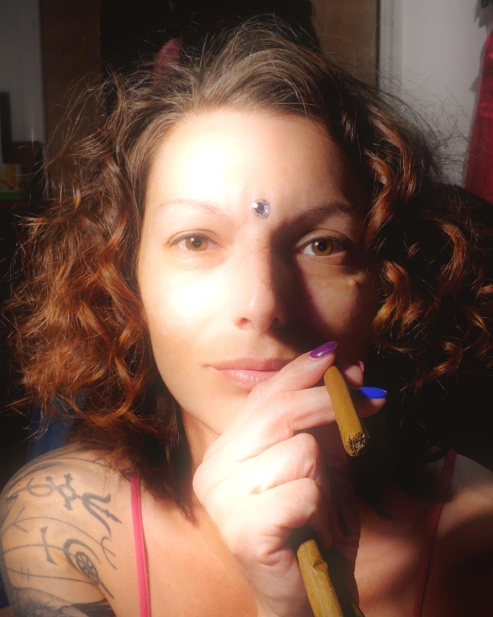 samrulestheworl's tweet photo. Absolutely great night #JamesGirl #rollingBIG #PPP #awesomeSam #BakedBabe #TokeLikeAGirl #StonerChick #420girl #MadRollingSkills #lit4life #growGirl #SamTastic #GirlCanRoll #IdHitThat #420babe #SunNmoon #joints #ganja #Weed #hightimesmagazine #QueensWhoGrow #sexyAF #GrowYourOwn https://t.co/3EcNIrqmij