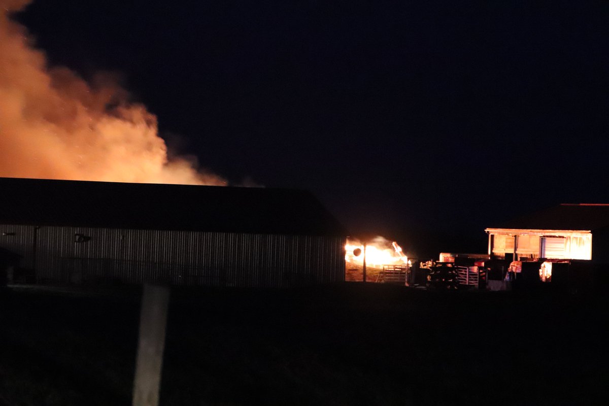 Borderpulse_DG's tweet image. @CWFireChief @karnDC2 @CTVKitchener @GuelphToday Departments are still on scene of a large barn fire outside of Alma, Ontario. The wind tonight continues to fan the flames.