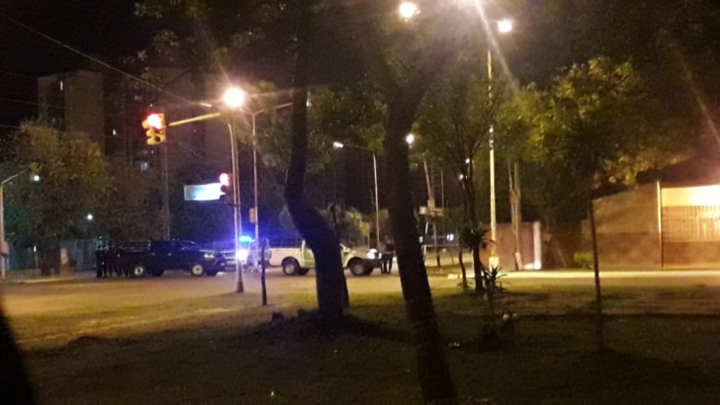 7ctes's tweet photo. #ALERTA #Cuarentena 😷 barrio San Marcos totalmente aislado 🚧🚓 La policía acordonó todo el barrio. 🚧🚓 https://t.co/24v9hHspfi
•
#CoronavirusEnCorrientes
#Corrientes
#Cuarentena https://t.co/txs5o9ty1S
