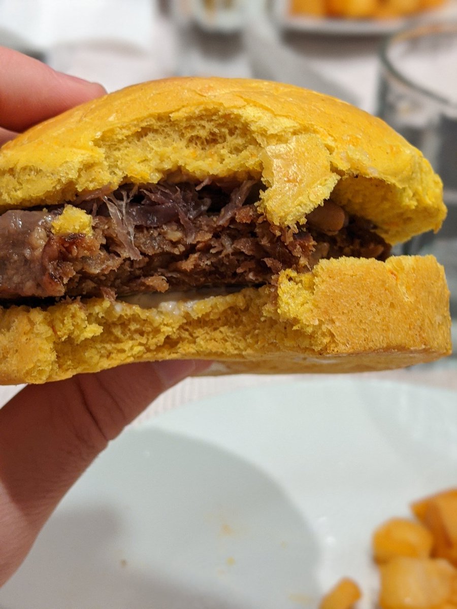 mpeire's tweet photo. No hay que cambiar la forma de comer, hay que cambiar la forma cómo hacemos la comida me decía hace casi tres años @MatiasMuchnick . Hoy probé por delivery su not burger de #TheNotco y está espectacular. Felicitaciones!!! https://t.co/0deEZPemHp