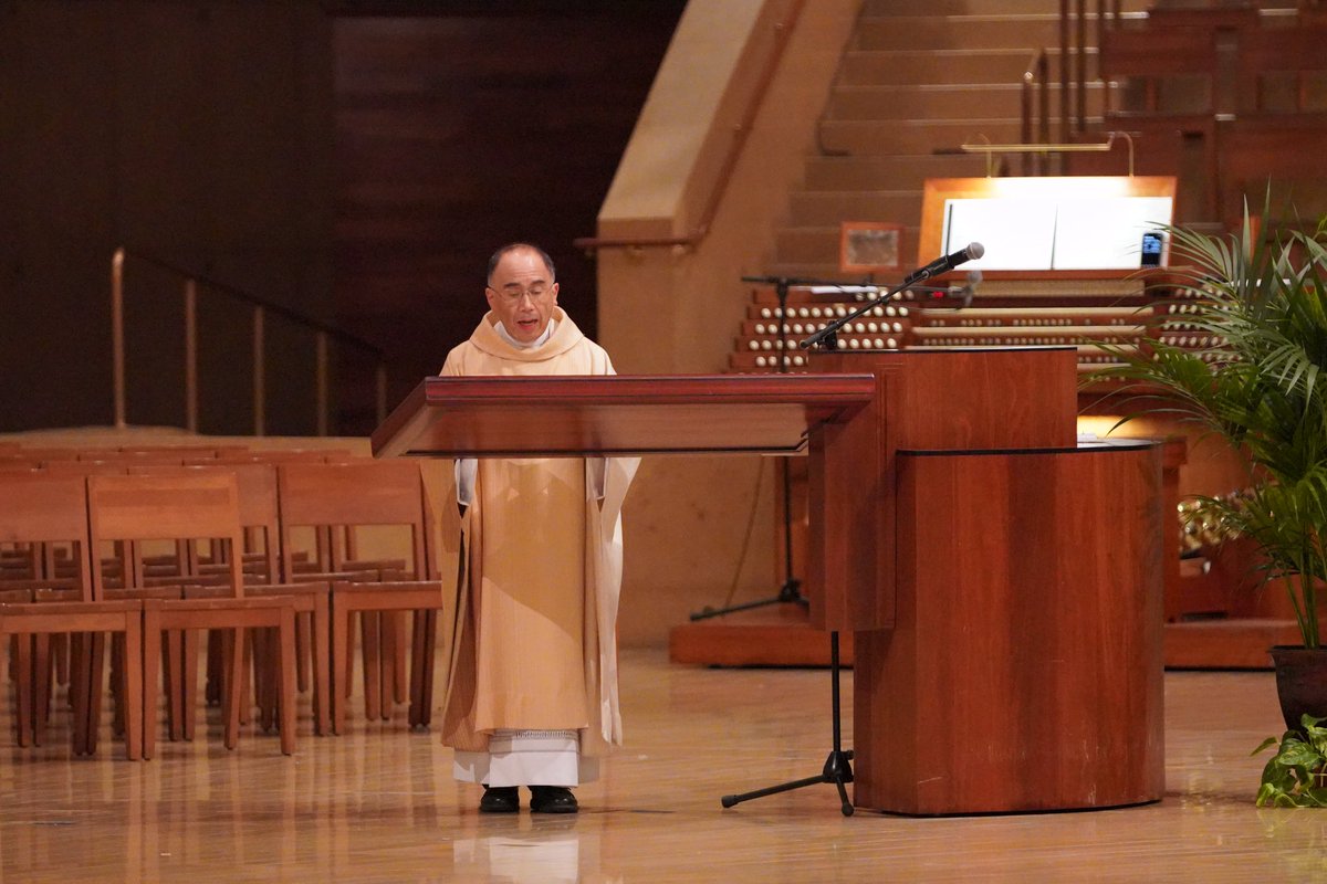 lacatholics's tweet photo. We trust in the power of God’s love. We trust in the power of the blood of Christ — because Jesus can give us life when everything seems hopeless. #HolyThursday #HomilyTweet #LAcatholicsEnterIn https://t.co/ztMGhkqRHe https://t.co/2gvm4xmwng