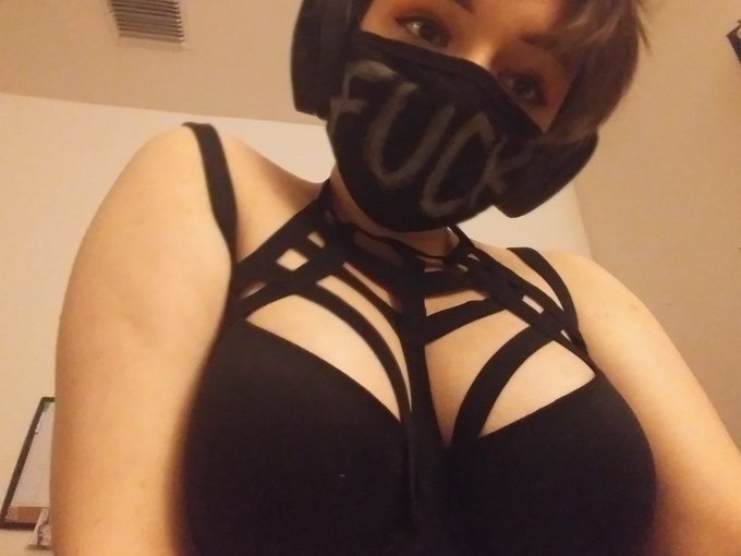 If you don't follow my onlyfans I won't have sex with you 😤 https://t.co/nZZq3m9uyW