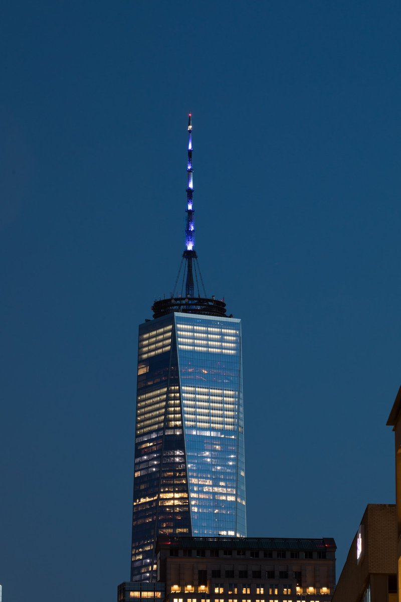 maximusupinNYc's tweet photo. The spire of One World Trade shines in blue to honor the healthcare professionals and essential workers #MakeItBlue https://t.co/qsPOaIknch