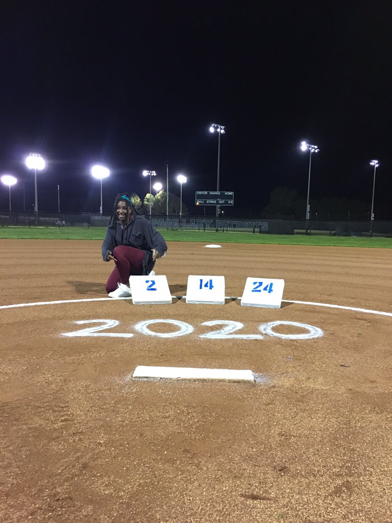 wcsPHSrt's tweet photo. Lights on for the class of 2020. These girls mean the world to me and this program. So happy that I was able to see them tonight. Also, couldn’t have the lights on without the field being game ready! #2020 https://t.co/BGgYhVYley