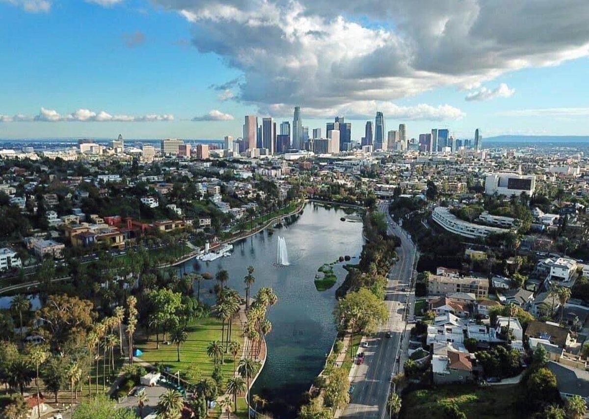 Los Angeles with no smog..

Aerial view of downtown from Silverlake via @alanwdang