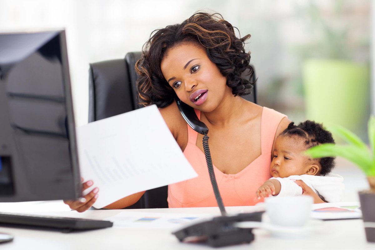 jolyandres's tweet photo. #covide19 
Voilà comment je gère au quotidien avec ma  #viedemaman d’un bébé de 21 mois collé en permanence à #maman , mes #confcalls ,#email, #meetings etc...et le tout avec le sourie 😅
Des jours meilleurs arrivent...le week-end 💪🏽😅😂 https://t.co/mrhei9GZcQ