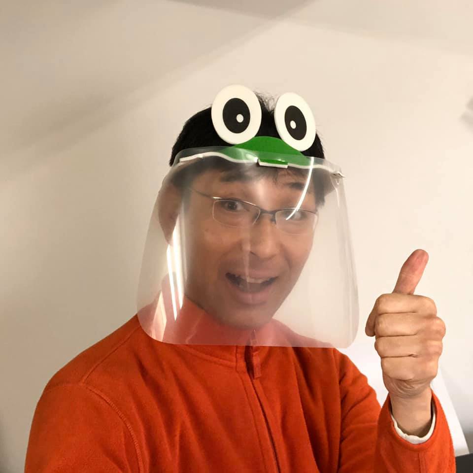 チャッピー岡本 かぶりもの ダンボール作家 子供達 保育士さんを新型コロナウイルスから守るため ちょっと楽しいフェイスカバーを作ってみた このフェイスシールドは カエル バイザーと クリアファイルで作れます 作り方公開予定 T Co
