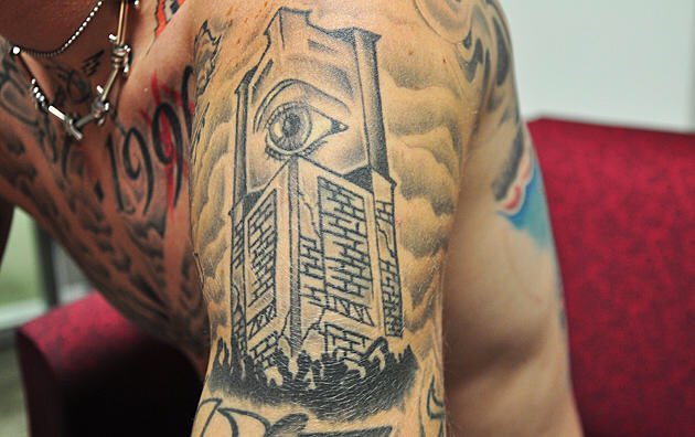 𝗼𝗱𝗲 𝘁𝗼 “𝟭𝟵𝟴𝟰”: the clock tower represent Big Brother from George Orwell’s famous book. the mob of people under are revolting against his watchful eye. kells got this when he was 19.