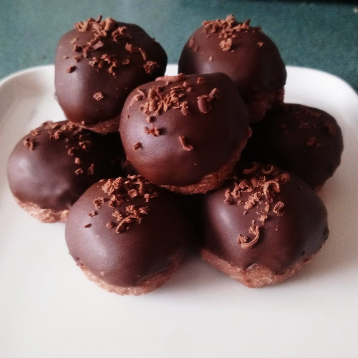 Cait_Smith's tweet photo. Happy Easter Everyone! 😊
I made these choc-raspberry Easter treats with a recipe from #ChrisHemsworth Centr app. They are unbelievably good! Guaranteed to be gone by the end of the day 🐇 #EasterAtHome #baking #Easter https://t.co/1tmQdoKdKU
