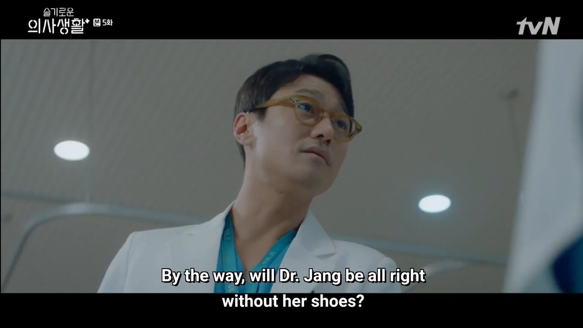 Jeong Won was not impressed by nor approve of Gyeo Wool's moves. Dr. Bae was quick witted, easily calling the police and report about the suspicious x-ray hence her earning the rightful praise. #HospitalPlaylist.