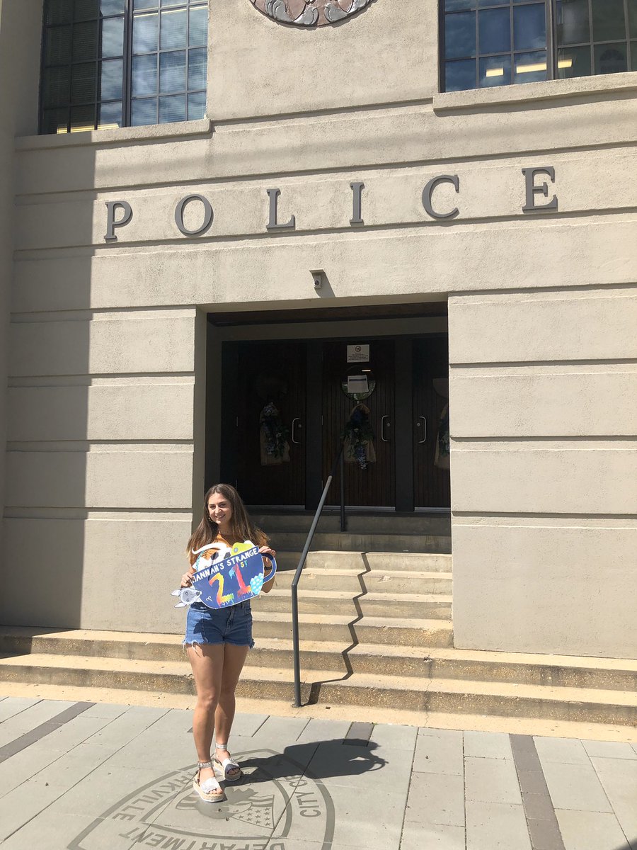 hannah__e3's tweet photo. Even the police office https://t.co/akaHaeDZ8r