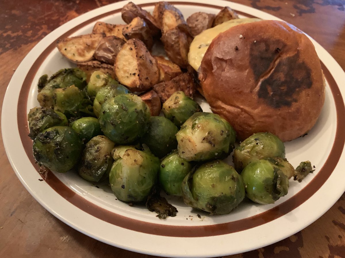 stanton_kitchen's tweet image. #stantonskitchen #prepatl #food #foodservice #chef #culinary #delivery #delicious #catering #atlanta #atl #foodie #foodtruck #foodtrailer #burger #cheeseburger #potato #brussels #brusselssprouts #roasted #castiron #toastedbread #tomato #tbt #thursday #good #sogood #smallbusiness