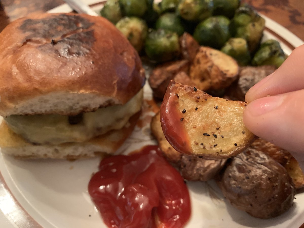 stanton_kitchen's tweet image. #stantonskitchen #prepatl #food #foodservice #chef #culinary #delivery #delicious #catering #atlanta #atl #foodie #foodtruck #foodtrailer #burger #cheeseburger #potato #brussels #brusselssprouts #roasted #castiron #toastedbread #tomato #tbt #thursday #good #sogood #smallbusiness