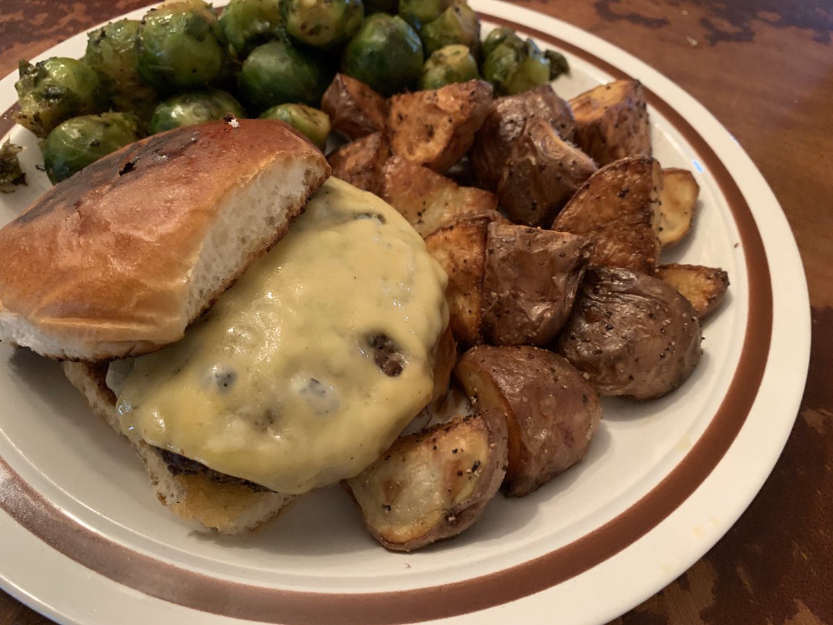 stanton_kitchen's tweet image. #stantonskitchen #prepatl #food #foodservice #chef #culinary #delivery #delicious #catering #atlanta #atl #foodie #foodtruck #foodtrailer #burger #cheeseburger #potato #brussels #brusselssprouts #roasted #castiron #toastedbread #tomato #tbt #thursday #good #sogood #smallbusiness