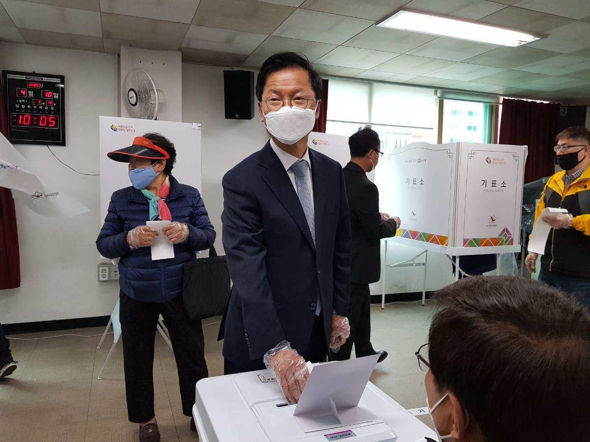 서구문화센터에서 아내와 함께 사전투표를 했습니다.
남은 선거운동기간도 겸손하고 간절한 마음으로 임하겠습니다.