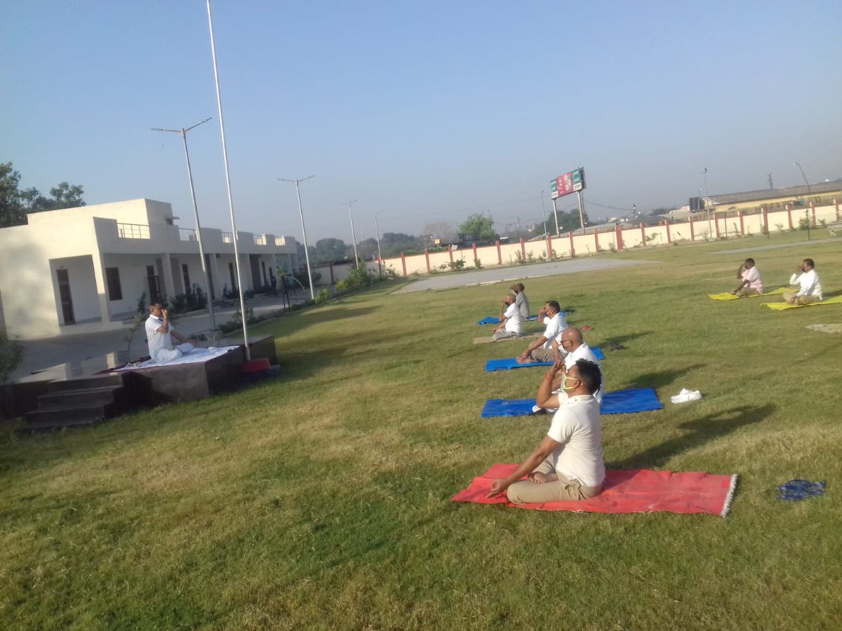 rpfpccnb's tweet photo. कानपुर RPF बैरक में 52 वर्ष से ऊपर के बलसद्स्यो को सोशल डिस्टेंसिंग का पालन करते हुए शारीरिक रोग प्रतिरोधक क्षमता को बढ़ाने तथा शरीर को स्वस्थ रखने के लिए योग अभ्यास करने को बताया गया तथा आयुष मंत्रालय द्वारा CORONA से बचाव हेतु जारी खान-पान सम्बंधित जानकारी भी दी गयी l https://t.co/uPtNlw7y0B