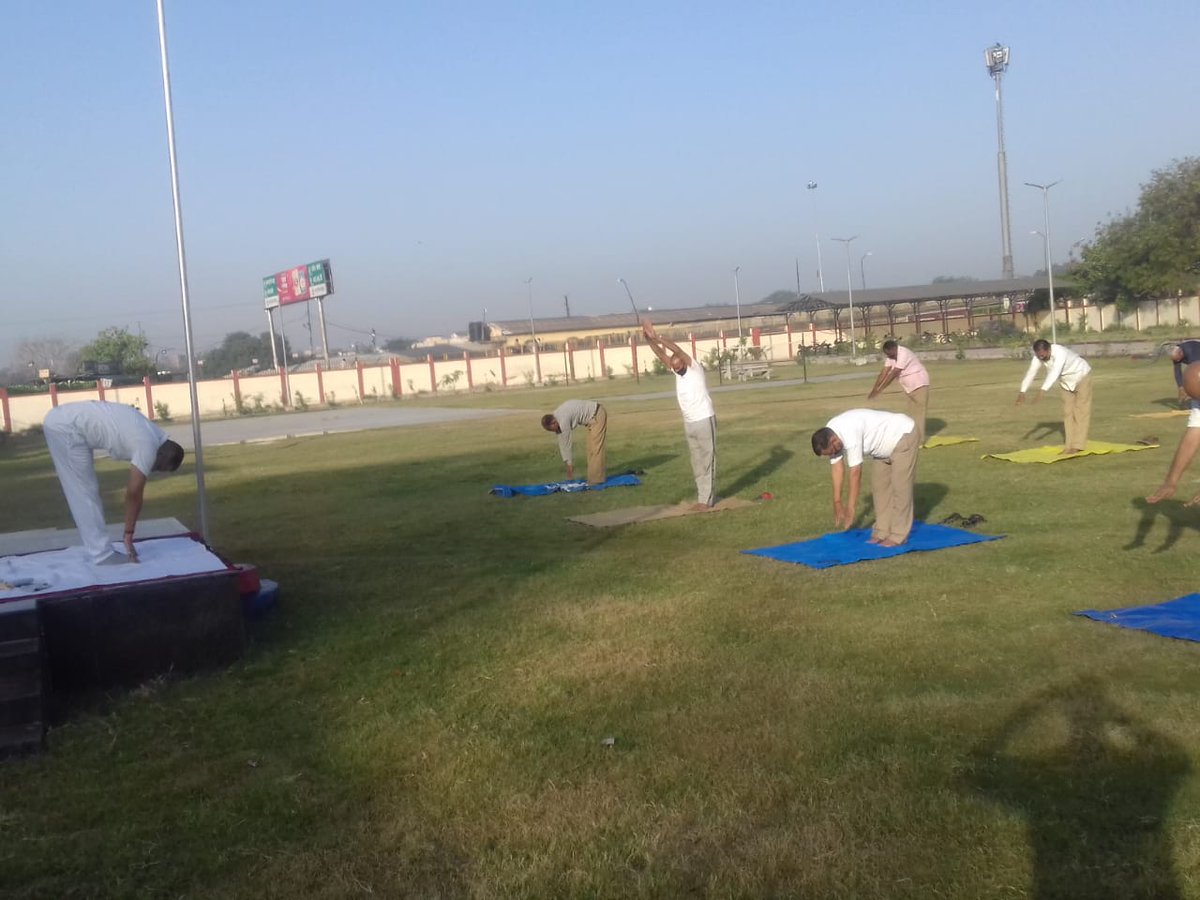 rpfpccnb's tweet photo. कानपुर RPF बैरक में 52 वर्ष से ऊपर के बलसद्स्यो को सोशल डिस्टेंसिंग का पालन करते हुए शारीरिक रोग प्रतिरोधक क्षमता को बढ़ाने तथा शरीर को स्वस्थ रखने के लिए योग अभ्यास करने को बताया गया तथा आयुष मंत्रालय द्वारा CORONA से बचाव हेतु जारी खान-पान सम्बंधित जानकारी भी दी गयी l https://t.co/uPtNlw7y0B