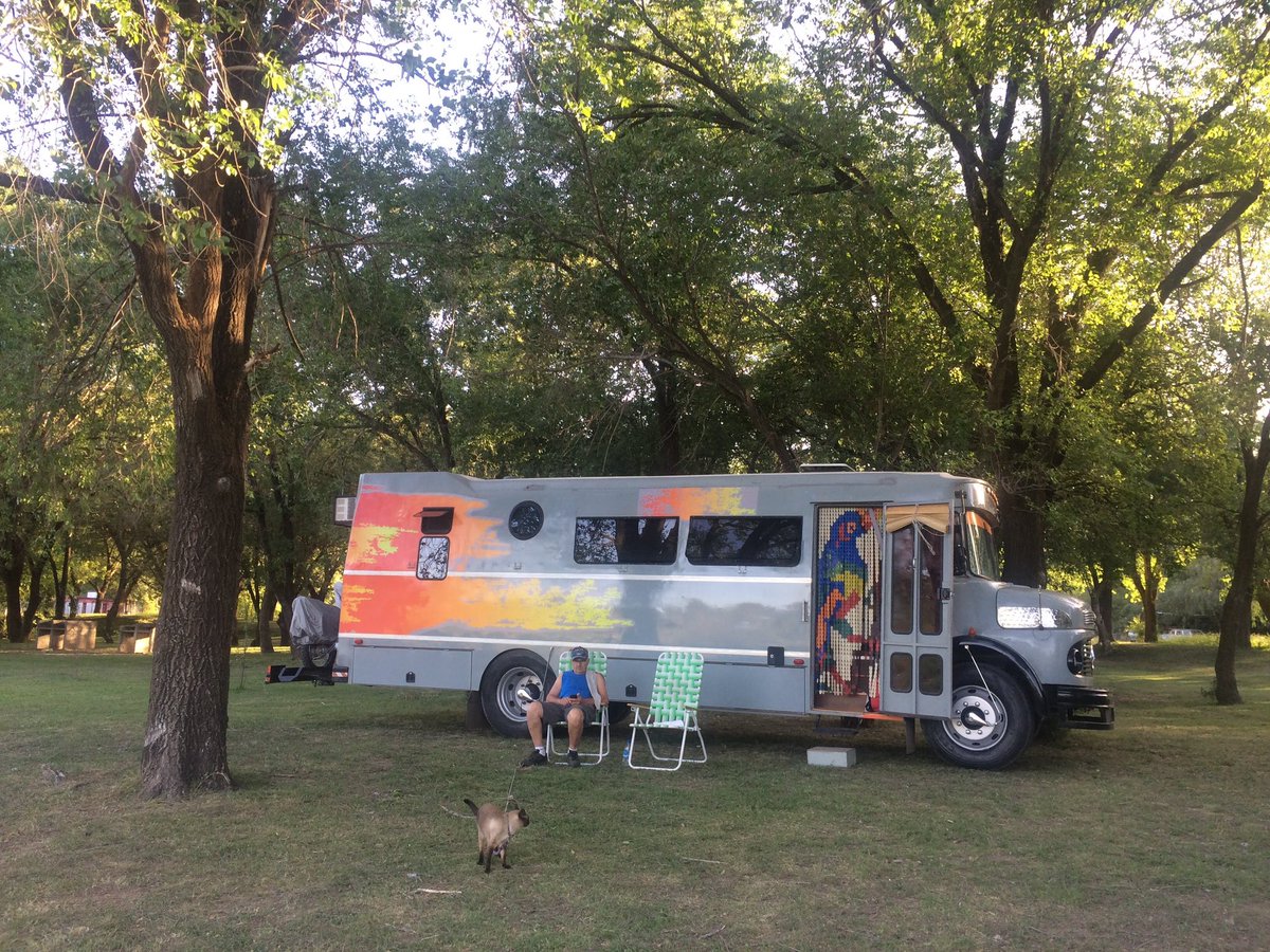 1114El's tweet photo. Sin una #biblioteca nunca iba a ser nuestra casa 🤷‍♀️📚❤️

#casarodante #motorhome #campingcar #camping #cordobaturismo #airelibre #rodanteando #viajesobreruedas #autocaravana https://t.co/bmtsxMeiSr