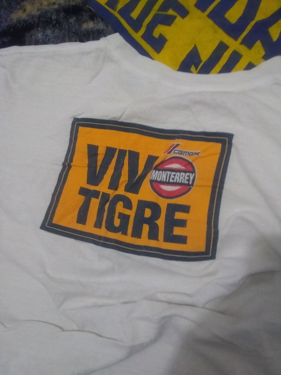 josuelopez1975's tweet photo. @kikinfg la playera que me encontré hoy haciendo limpia de ropa en casa, grandes recuerdos, la foto que me tomé contigo fue en un entrenamiento, tu siempre de buen humor #abrazodegol https://t.co/DaOlzFUCu4