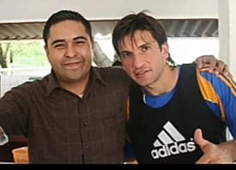josuelopez1975's tweet photo. @kikinfg la playera que me encontré hoy haciendo limpia de ropa en casa, grandes recuerdos, la foto que me tomé contigo fue en un entrenamiento, tu siempre de buen humor #abrazodegol https://t.co/DaOlzFUCu4