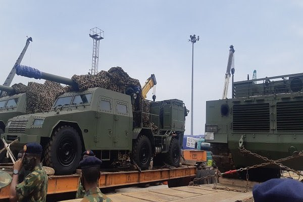 الجيش النيجيري يتسلّم دفعة كبيرة من المعدات الحربية الصينية وأهمها دبابه VT-4 EVNlAyvUcAgOLP7?format=png&name=small