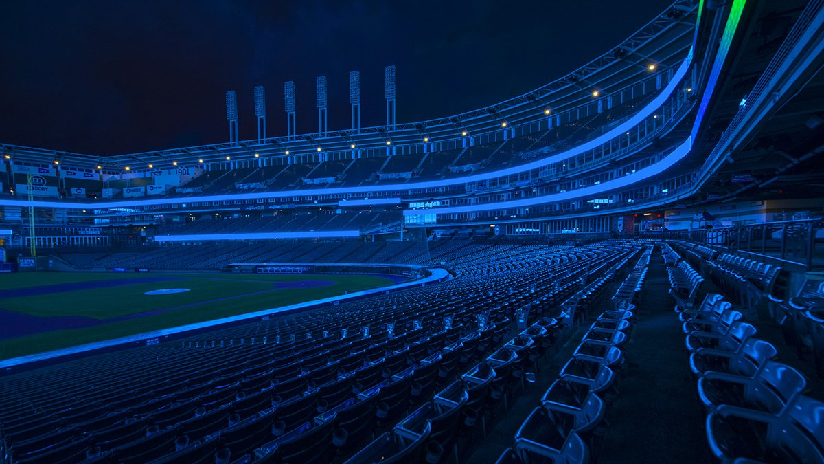 CleClinicNews's tweet photo. To our Cleveland Clinic caregivers, healthcare workers and first responders around the world, thank you for tirelessly and selflessly working to keep our communities safe. Tonight, we #LightUpCLE for you. You are our heroes. #LightItBlue https://t.co/eZwHZOBMtg