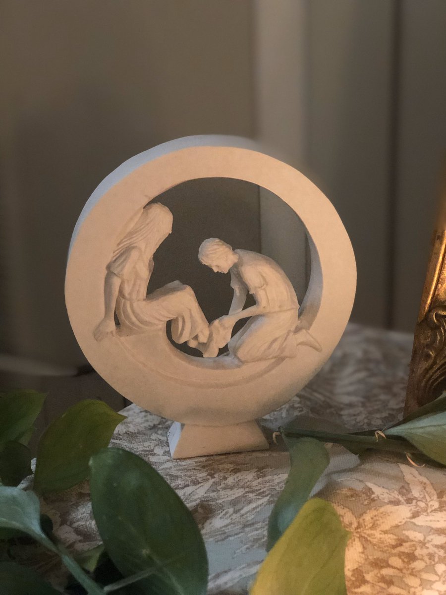 ZoeyMaraist's tweet image. My homemade/virtual altar of repose #HolyThursday #HolyWeekAtHome