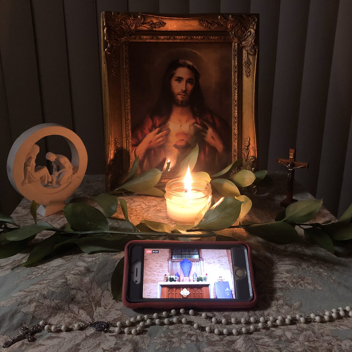 ZoeyMaraist's tweet image. My homemade/virtual altar of repose #HolyThursday #HolyWeekAtHome