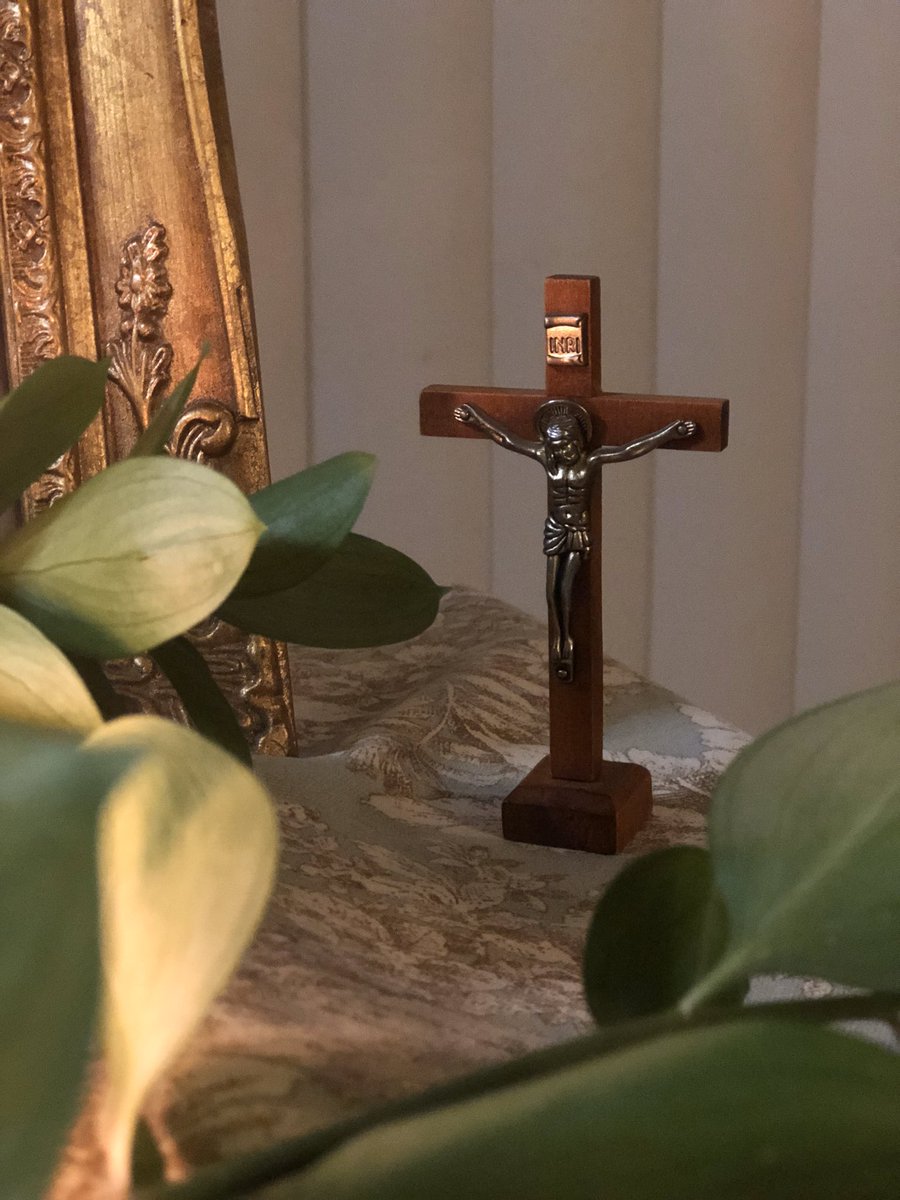ZoeyMaraist's tweet image. My homemade/virtual altar of repose #HolyThursday #HolyWeekAtHome