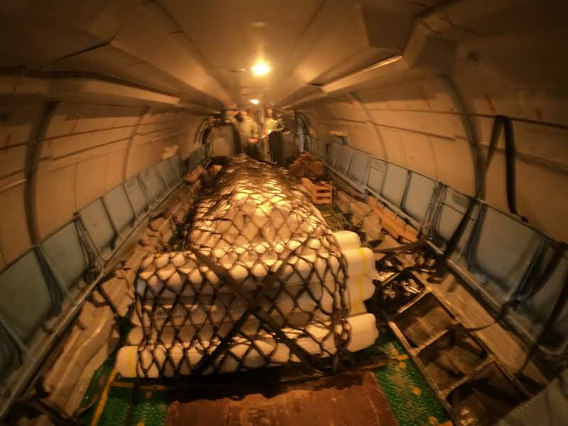 IAF_Hindi's tweet photo. #हर_काम_देश_के_नाम - भारतीय वायु सेना के ए एन ३२ बिमान ने ०८ अप्रैल २० को मुंबई से बैंगलोर के लिए निजी सुरक्षा उपकरण (पीपीई) के उत्पादन के लिए आवश्यक ३ टन कच्चा माल पहुंचाया । यह कार्य कर्नाटक क्षेत्र में पीपीई के शीघ्र उत्पादन की सुविधा के लिए DRDO के समर्थन में पूरा किया गया। https://t.co/SrOwtMHIJD