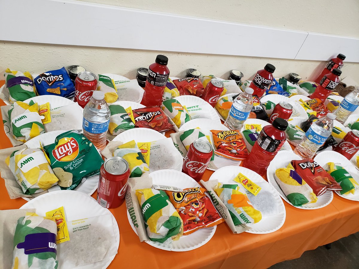 Lorena6712's tweet photo. Tables are set ๐งก Grab-n-Go Appreciating our Mighty Hard working Team #FreightTeam #team1040 Not enough words to Express our Gratitude! You are all amazing and we truly appreciate your dedication during these tough times! #onestrongteam ๐ช @MarcyTHD @MikeFloresHD @RianSM1040 https://t.co/Ub3Xv0KBO7