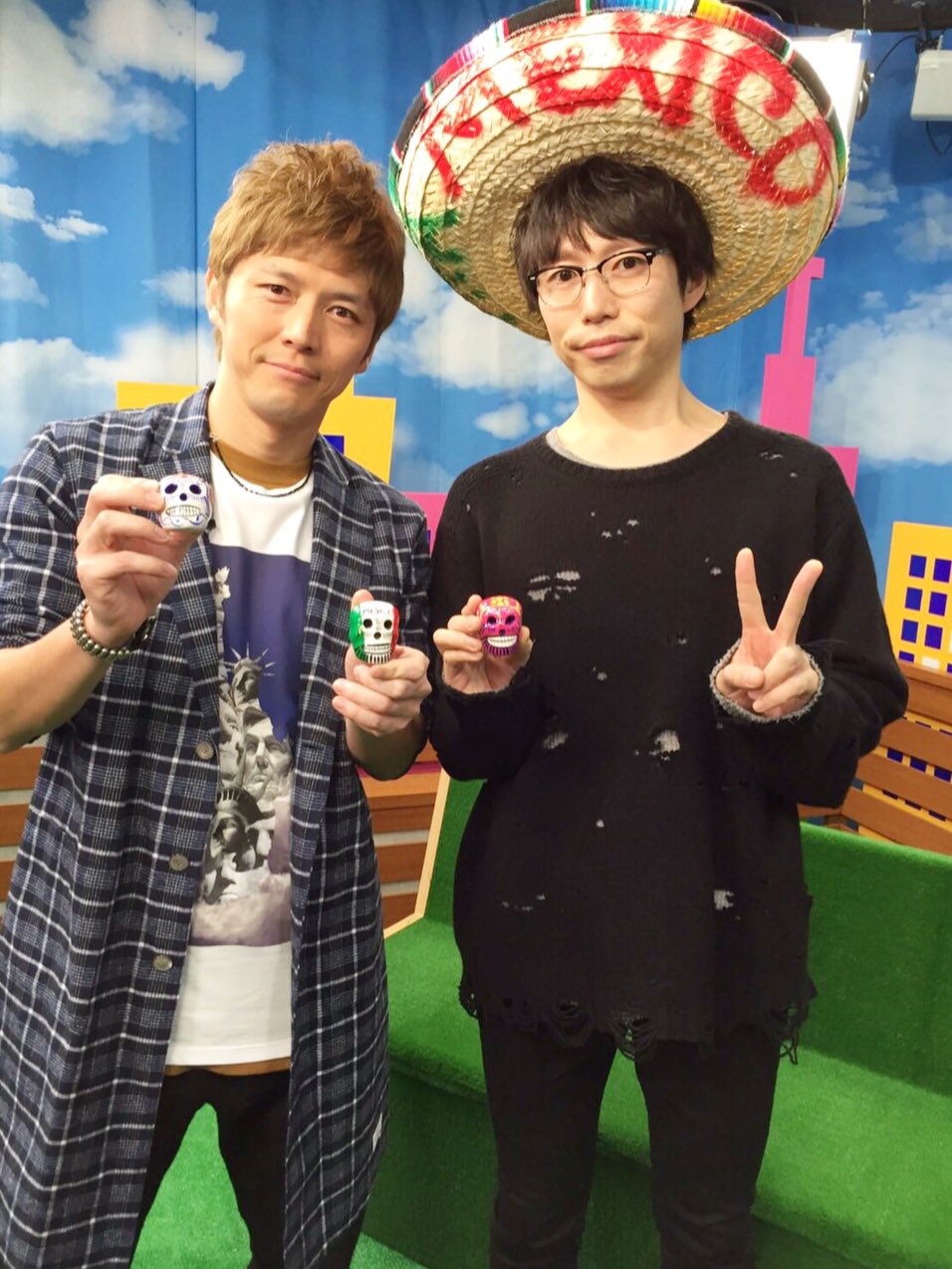 Keigo Flow 午前中断捨離 懐かしいtシャツ見っけ アベマショーゴ の時にスタイリストさんが作ってくれたやつ 優くんと福笑い歌ったなー 思い出して歌詞にグッときてる 笑う門に訪れる何かを愚直に信じて生きていいと思う 信じて一緒に乗り越えよう
