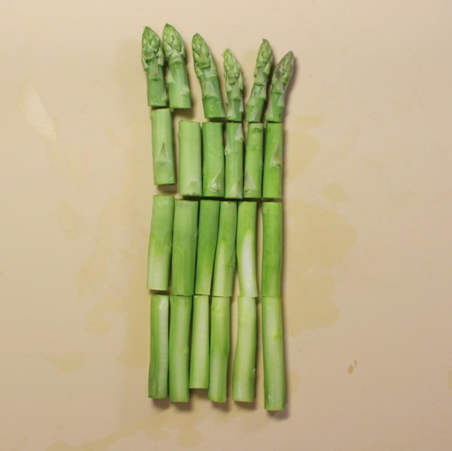 ソースる ソース専門のレシピサイト アスパラの冷凍保存方法 外出禁止に備えて 野菜の冷凍保存方法をお伝えします 冷凍方法 下2cmを切る ピーラーで薄皮を剥く 保存袋に入れる 解凍方法 鍋 フライパンにそのまま入れ 炒め物やスープ