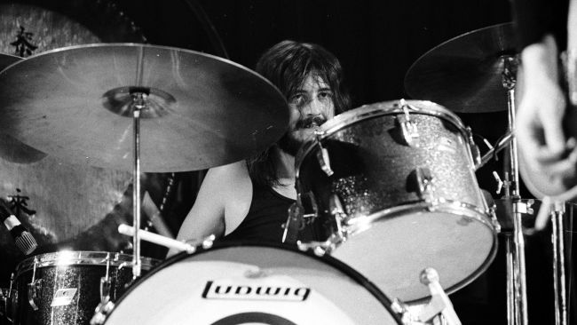 theFootiments's tweet image. Five song intros you’re probably counting wrong, and how to count them correctly
*
*
Featuring Led Zeppelin, Kings Of Leon, The Eagles and more…
*
*
ow.ly/N66p30qwCY0 @MusicRadar