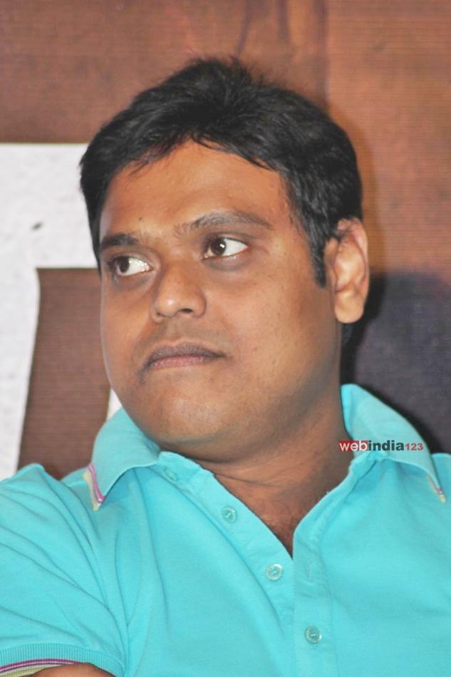HarrisJayarajFC's tweet photo. Wow!! Ever Handsome @Jharrisjayaraj 🍫
"Oru kannil Oru Kannil Amudhamum.!
Maru kannil Maru Kannil Madhuramum.!
Sumakindra Sumakindra Azhakiyalae"😻

#HarrisForLife 💙 #PrinceOfMelody #HarrisJayaraj #IsaiMinnal #OnlyForHarris https://t.co/Nv6yPDT9Kc