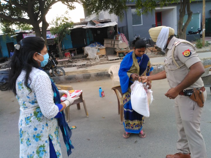 UttIndia's tweet photo. #MealFirst campaign moves from "Cluster approach" to "Household approach" to provide relief in sealed #hotspot area under #superlockdown. Milk, baby food, and special support to pregnant women, hygiene kits part of the relief now.
#UnderTheTree @Birlasoft https://t.co/wZaP2CBgs2