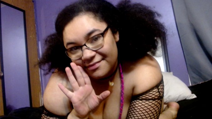 I'm online right now  come keep me company  https://t.co/ntIoka8uA4 https://t.co/oXNqZzws3P