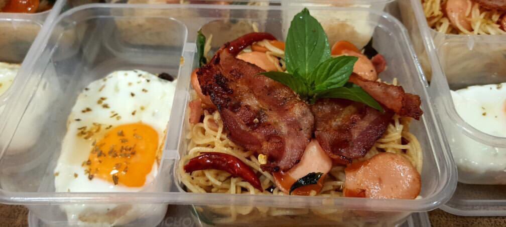 pokkong_'s tweet photo. 🥓ฝากร้านหน่อยน้าของเพื่อนทำขายกับพี่สาว เป็นอาหารกล่องส่งตามแนวBtsค่า ทำเองส่งเองทุกกล่องเลย มีเมนูสปาเกตตี้ผัดพริกแห้งเสริฟพร้อมไข่ดาว เลือกเครื่องได้มีแฮม เบคอนและไส้กรอก หรือจะเป็นเมนูข้าวผัด มาม่าขี้เมาก็สั่งได้ เพิ่มเครื่องได้ด้วยน้า เริ่มต้นกล่อง 49฿ ค้าบ @aroii https://t.co/kKlN3lBmRj