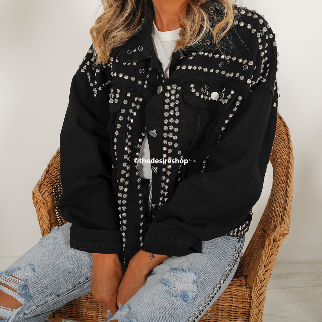 🖤 Lo que nos gustan las tachuelas!! Nueva cazadora disponible. 
.
.
💎 Recuerda que estamos de descuentos aplicando tu código en el 🛒 . No te los pierdas en thedesireshop.es 💎
.
.
#thedesireshop #tds #cazadoratachuelas #cazadoranegra #tachuelas #viernessanto
