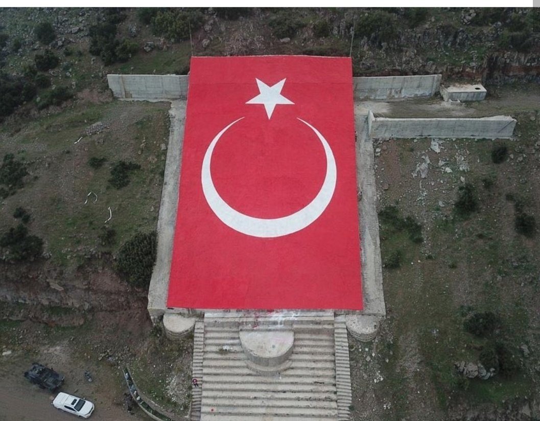 Afrin Bülbül' de, 
Savaş uçaklarımızın vurduğu  Apo resmini hatırladınızmı?

Şimdi aynı yerde, Askerlerimiz tarafından, Türkiye'den hayırsever bir vatandaşın katkıları ile Türk bayrağı yapıldı. 🇹🇷🇹🇷