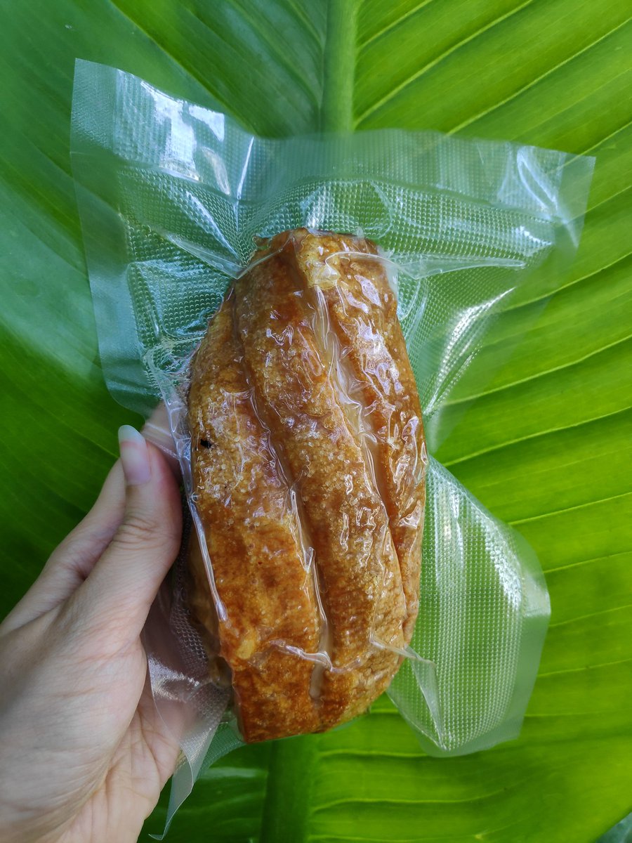 toeyananya's tweet image. ช่วยรีหน่อยค่ะ ตอนนี้ที่บ้านขาดทุนจากการเปิดร้านอาหารมากเลยค่ะ เราเลยเอาหมูกรอบที่ที่บ้านทำมาขายค่ะ ขีดละ50 บาท เราซีลสูญญากาศไว้ ถ้าซื้อไปสามารถนำไปอุ่นแล้ว จะได้กรอบเหมือนเดิมเลยค่ะ #ฝากร้าน #ตลาดนัดประชาธิปไตย #ตลาดนัดออนไลน์