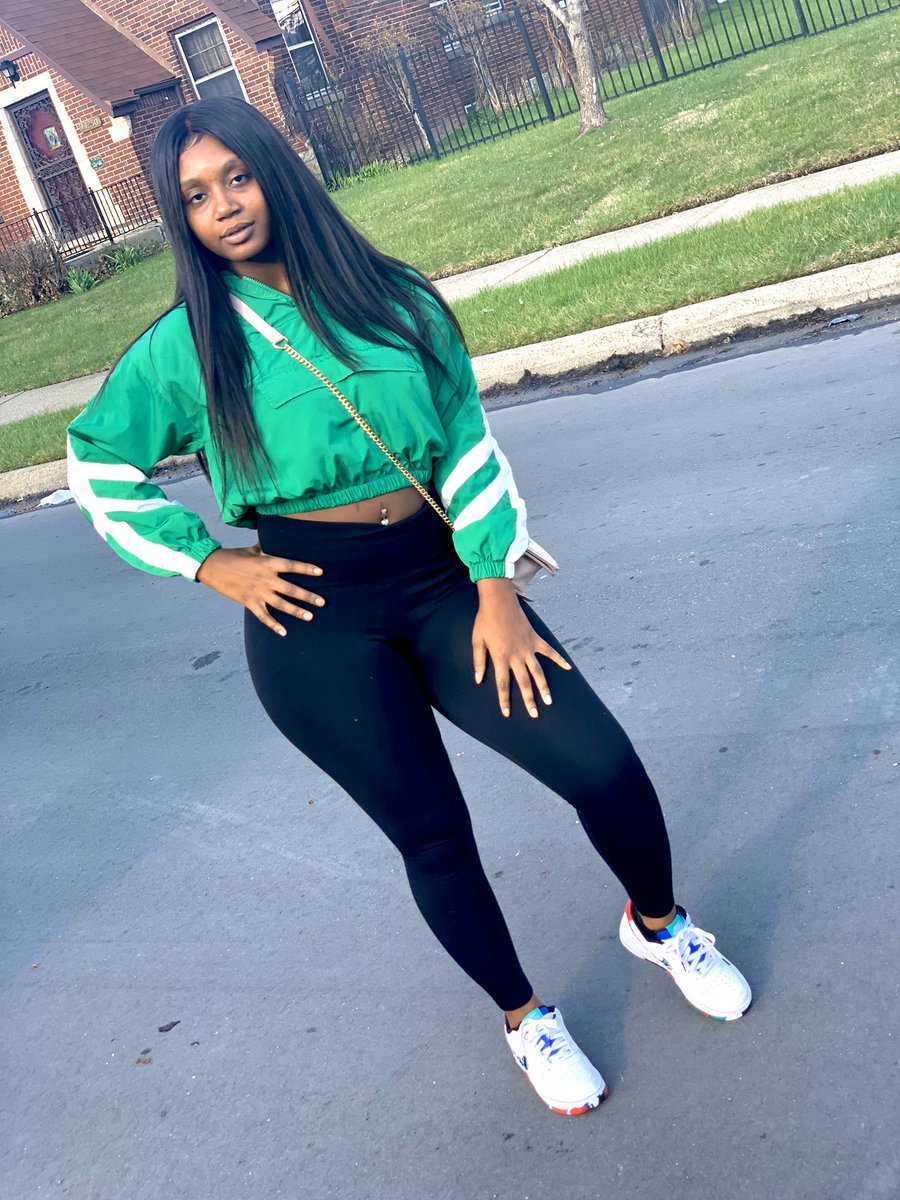__QueenMarieee's tweet photo. 🍃💨💚 https://t.co/Y8C8151a5p