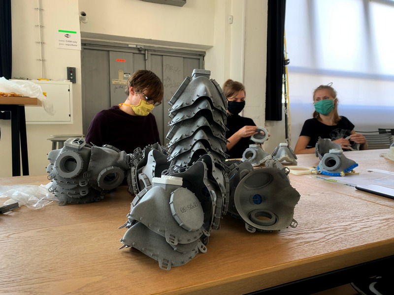 3Dees5's tweet photo. Děkujeme pražským Skautům, že nám přišli pomoci i na Velký pátek 👏🐰! #3dees #3dtisk #tiskneceléčesko #COVIDー19 https://t.co/Q7sXWJd6AH