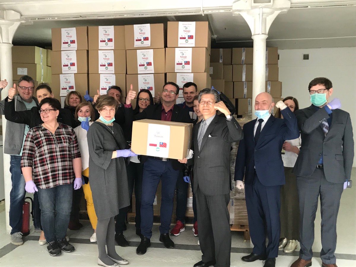 PLinTaiwan's tweet photo. 我們感謝我們台灣的朋友🙏 Poland just received 0,5 million face masks from Taiwan. A unique gesture of solidarity that will be long remembered✅ #TaiwanCanHelp #TaiwanIsHelping #Covid_19 https://t.co/ePtAX29GcR