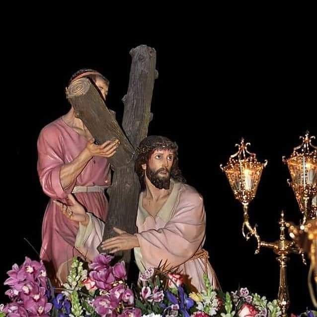 SSantaTorrent's tweet photo. Terminada la burla, lo llevaron a crucificar. Al salir, encontraron a un hombre de Cirene, llamado Simón, y lo forzaron a llevar su cruz.
#SSantaTorrent20 https://t.co/v7U4NdPS1W