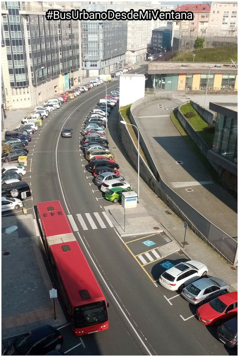 BlogBusurbano's tweet image. Otra vista superchula que habréis visto por acá pero que no estaba todavía dentro del #megahilo #BusUrbanoDesdeMiVentana es esta:

La #Lín6 paseando por sus dominios con el #Bus343 articulado.
Desde esa #Par570, la segunda de la Ronda de #Montealto,  se ve la @TorreHercules!  :D