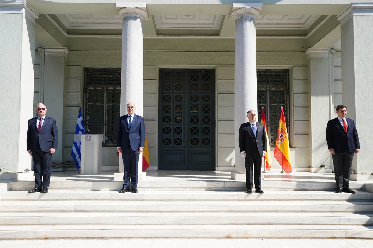 GreeceMFA's tweet photo. Η 🇪🇸 σημαία κυματίζει στο κεντρικό κτήριο του Υπ. Εξωτερικών παρουσία ΥΠΕΞ @NikosDendias, Προέδρου Βουλής Κων. Τασούλα, ΑΝΥΠΕΞ @MVarvitsiotis &amp; Πρέσβη Ισπανίας Enrique Viguera - Oι σκέψεις μας είναι με το φίλο ισπανικό λαό που δοκιμάζεται από την πανδημία 

@EmbEspAtenas https://t.co/JdSSi60kWN