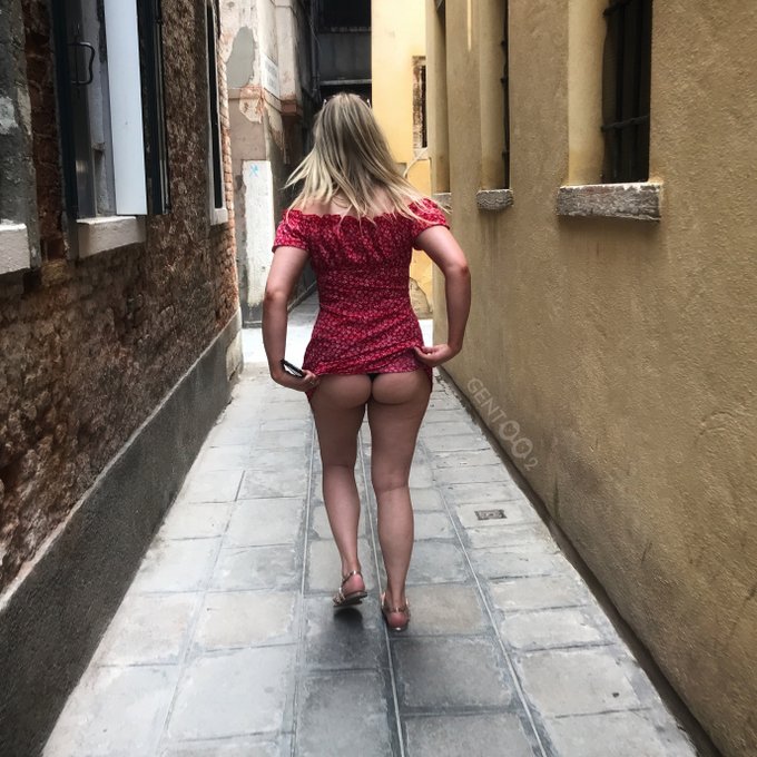 Couldn&rsquo;t help myself from having a cheeky flash when roaming around Venice 🍑 I&rsquo;ve put a few bonus snaps