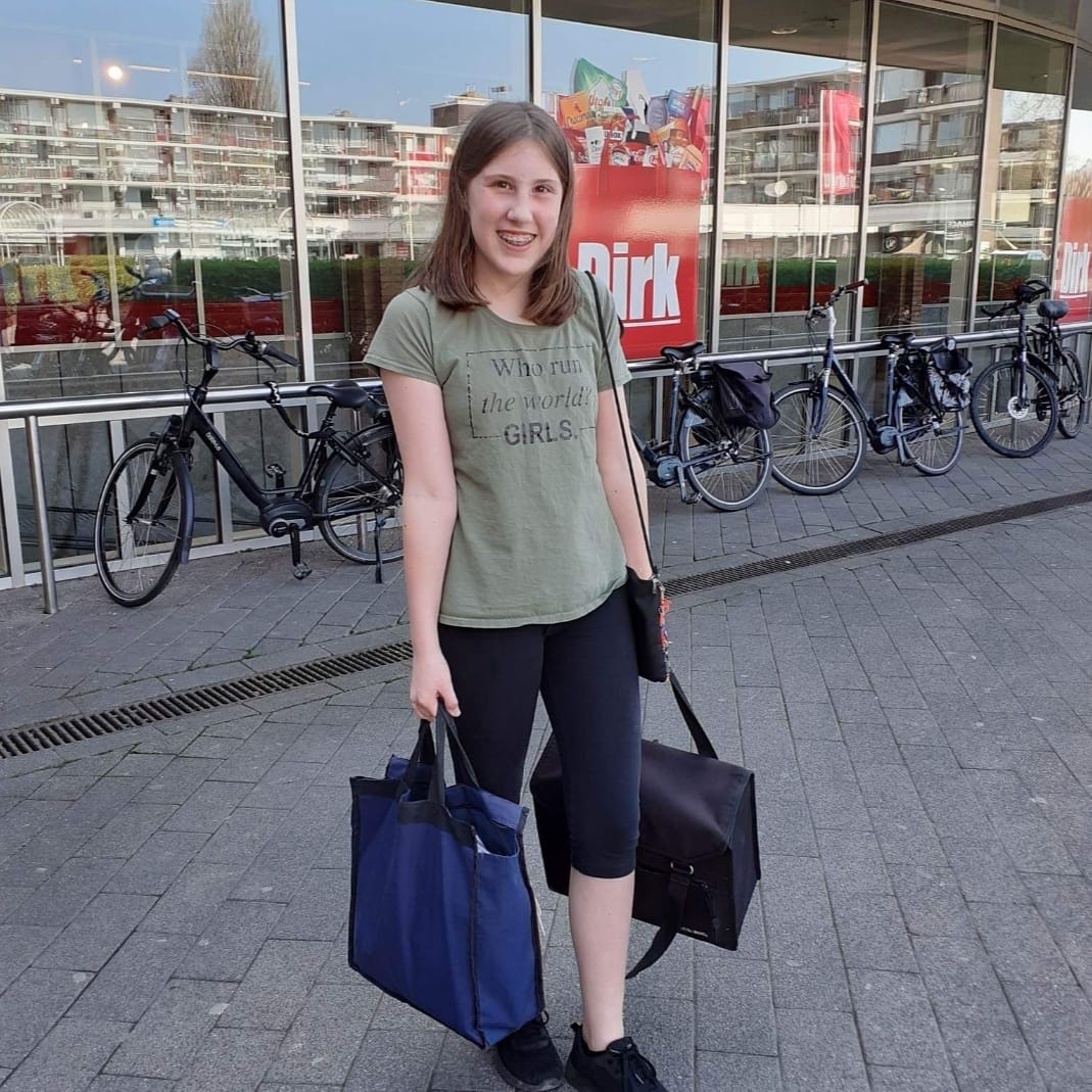 Caressa heeft zich aangemeld omdat zij graag haar steentje wil bijdragen voor een ander in deze tijd. Super!
Kleine moeite, groot plezier. Meld je ook aan en help mee.
#verbinden #jongeren #metelkaar #nietalleen #nutijdvooractie